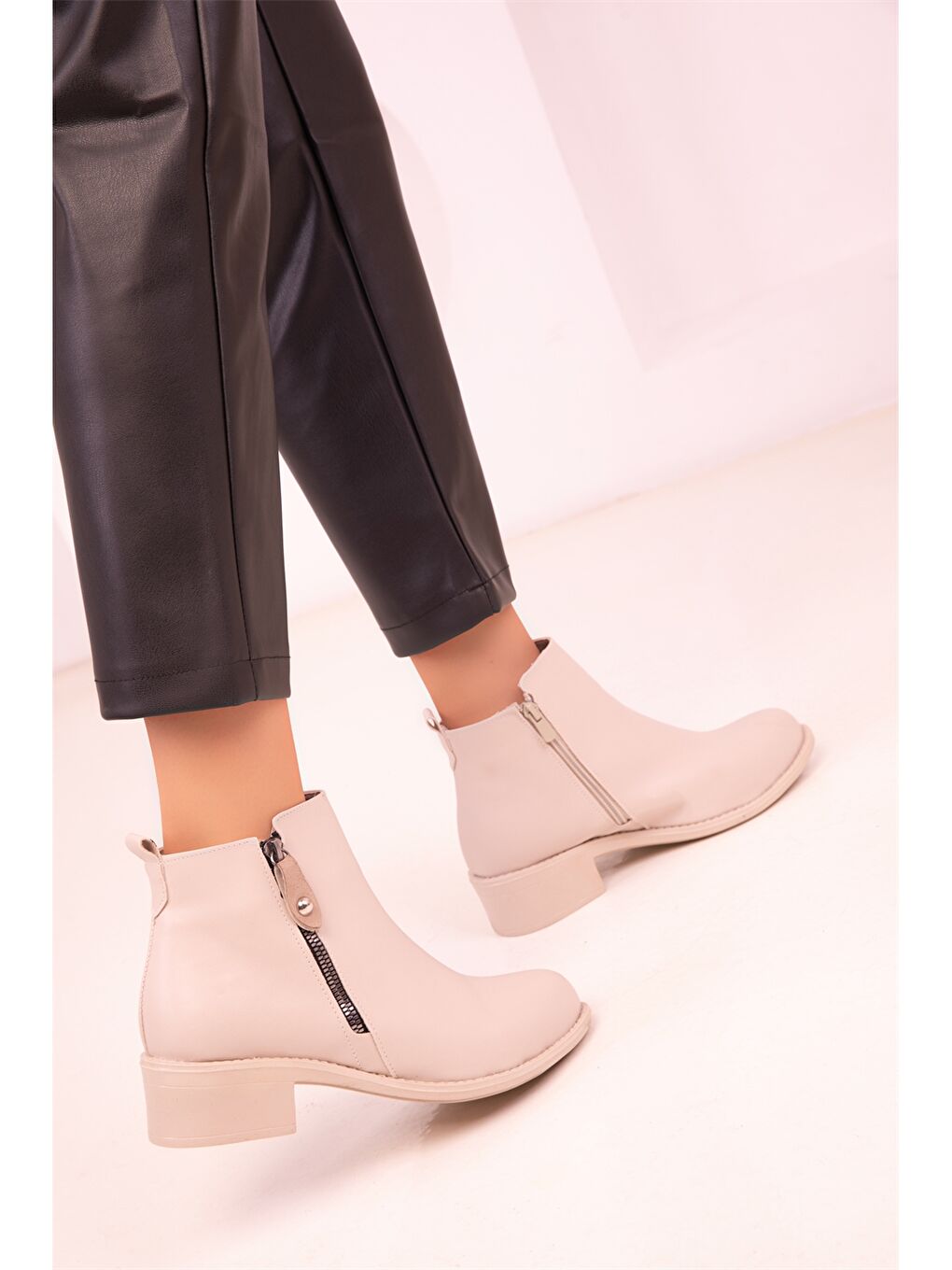 Bej Deri Görünümlü Fermuarlı Kadın Bot-2