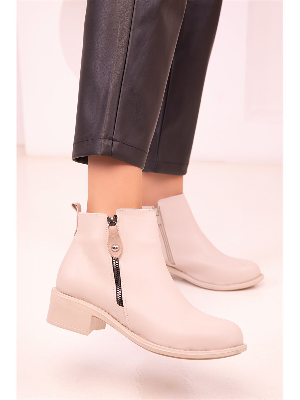 Bej Deri Görünümlü Fermuarlı Kadın Bot-3
