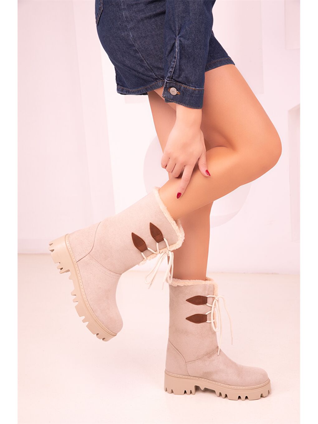Bej Süet Görünümlü Bağcıklı Kadın Bot