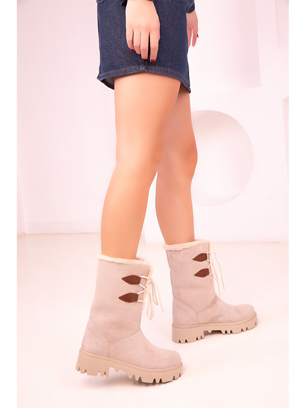 Bej Süet Görünümlü Bağcıklı Kadın Bot-1