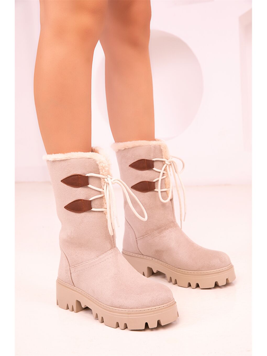 Bej Süet Görünümlü Bağcıklı Kadın Bot-2