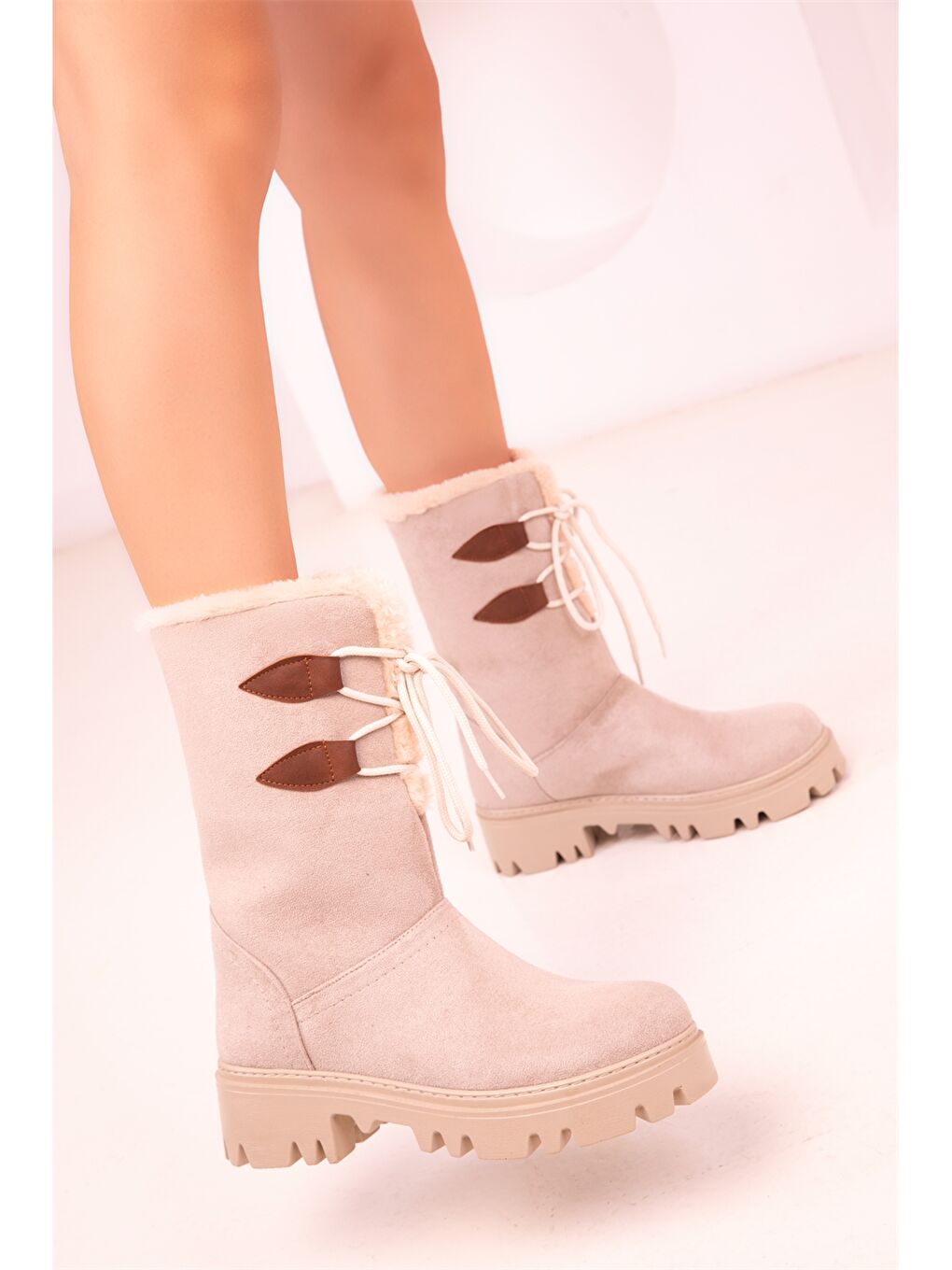 Bej Süet Görünümlü Bağcıklı Kadın Bot-3