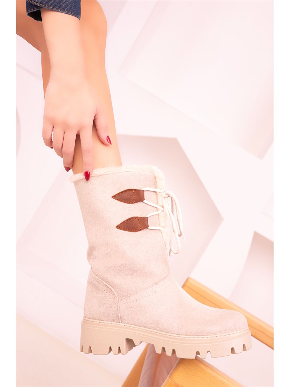 Bej Süet Görünümlü Bağcıklı Kadın Bot-4