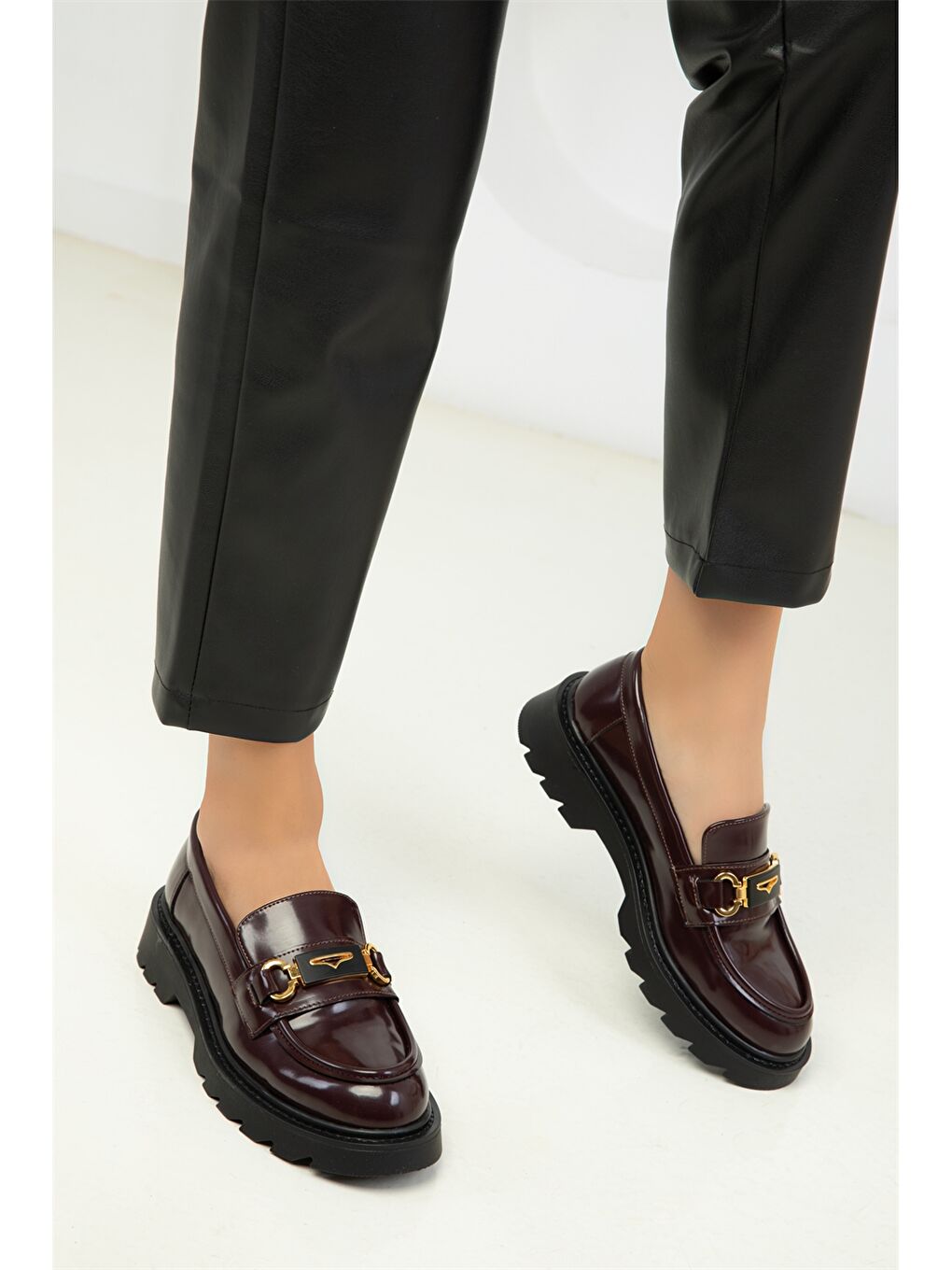 Bordo Rugan Deri Görünümlü Aplike Detaylı Kadın Loafer Ayakkabı-1