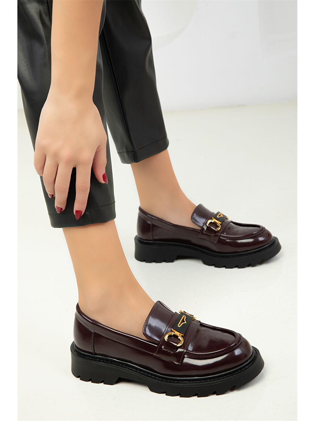 Bordo Rugan Deri Görünümlü Aplike Detaylı Kadın Loafer Ayakkabı-2