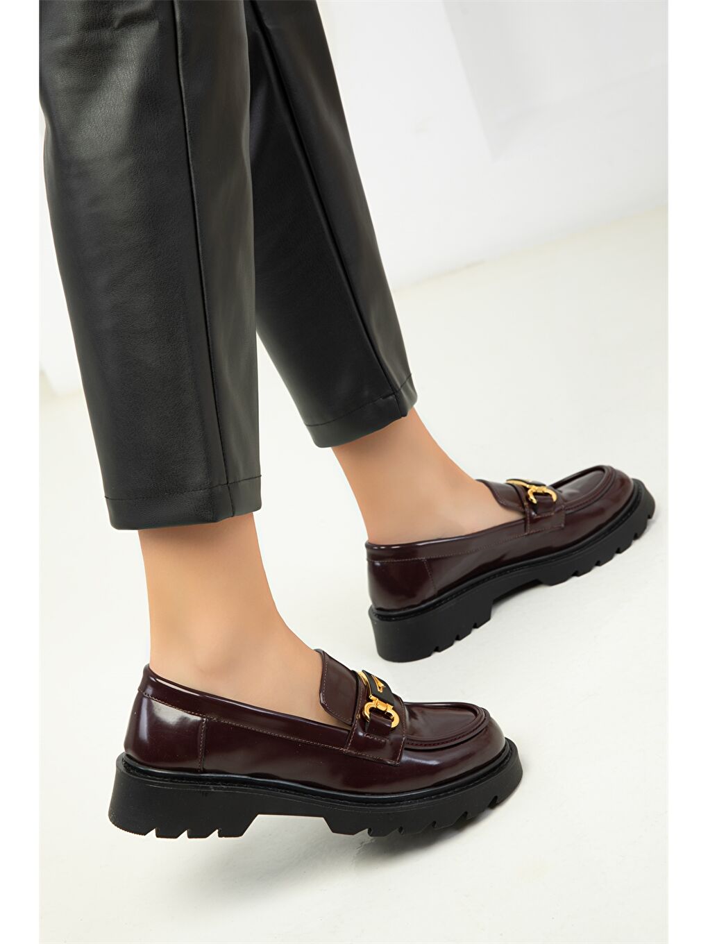 Bordo Rugan Deri Görünümlü Aplike Detaylı Kadın Loafer Ayakkabı-3