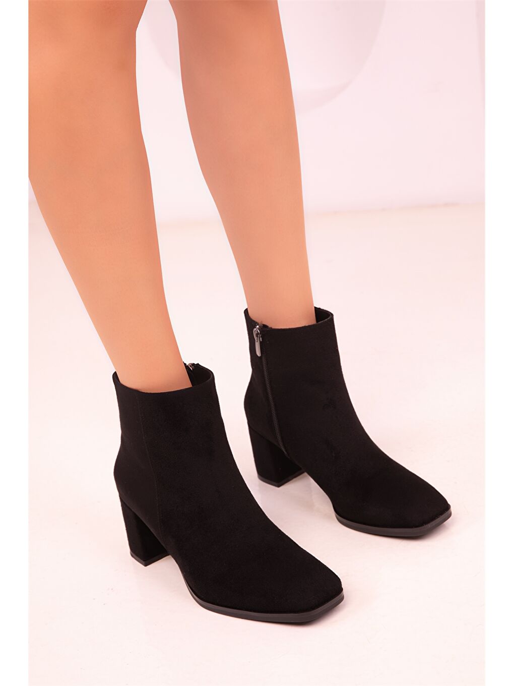 Siyah Süet Görünümlü Fermuarlı Kadın Bot-3