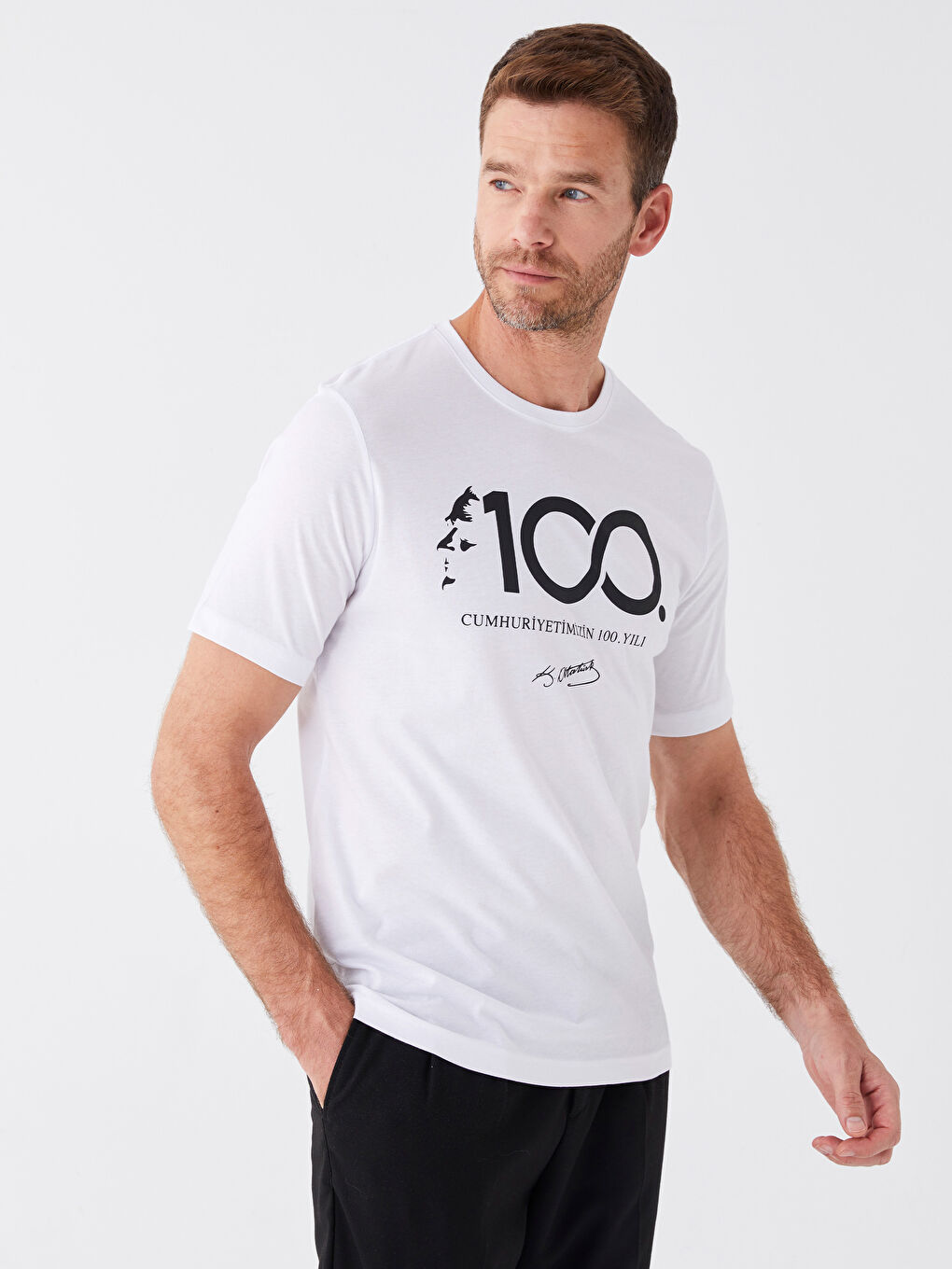 Beyaz Bisiklet Yaka Kısa Kollu 100.Yıl Atatürk Baskılı Erkek Tişört-1