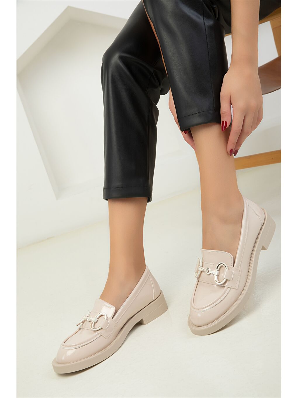 Bej Rugan Deri Görünümlü Kadın Loafer Ayakkabı