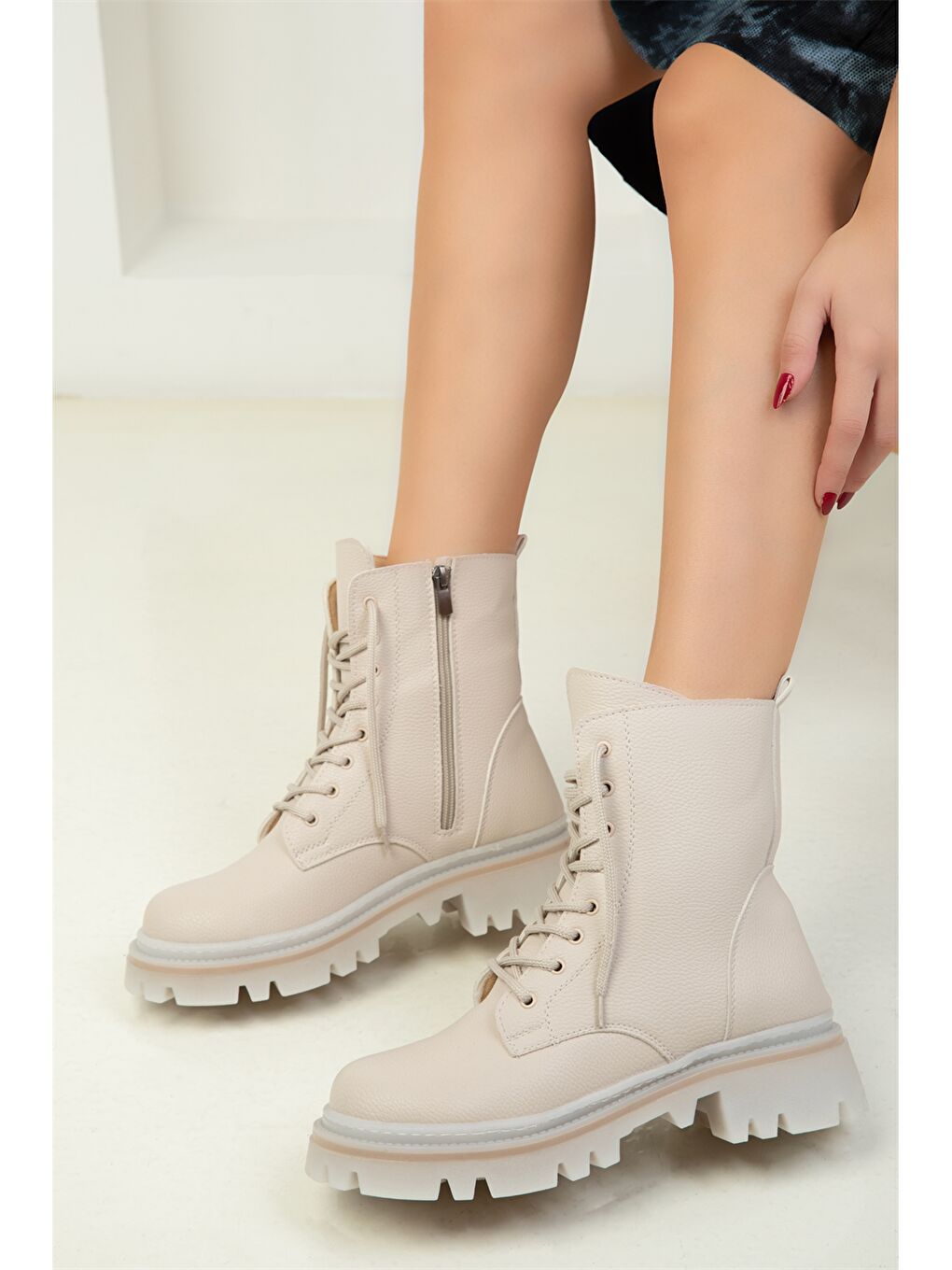 Bej Deri Görünümlü Fermuarlı Kadın Bot