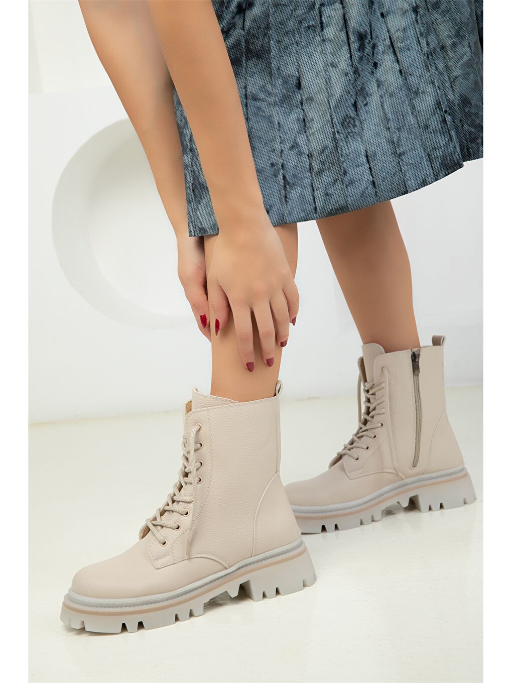 Bej Deri Görünümlü Fermuarlı Kadın Bot-2