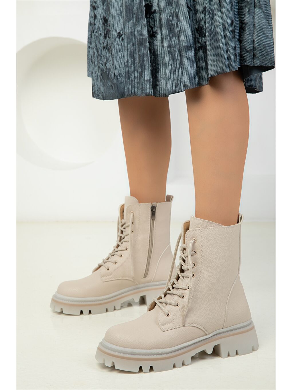 Bej Deri Görünümlü Fermuarlı Kadın Bot-3