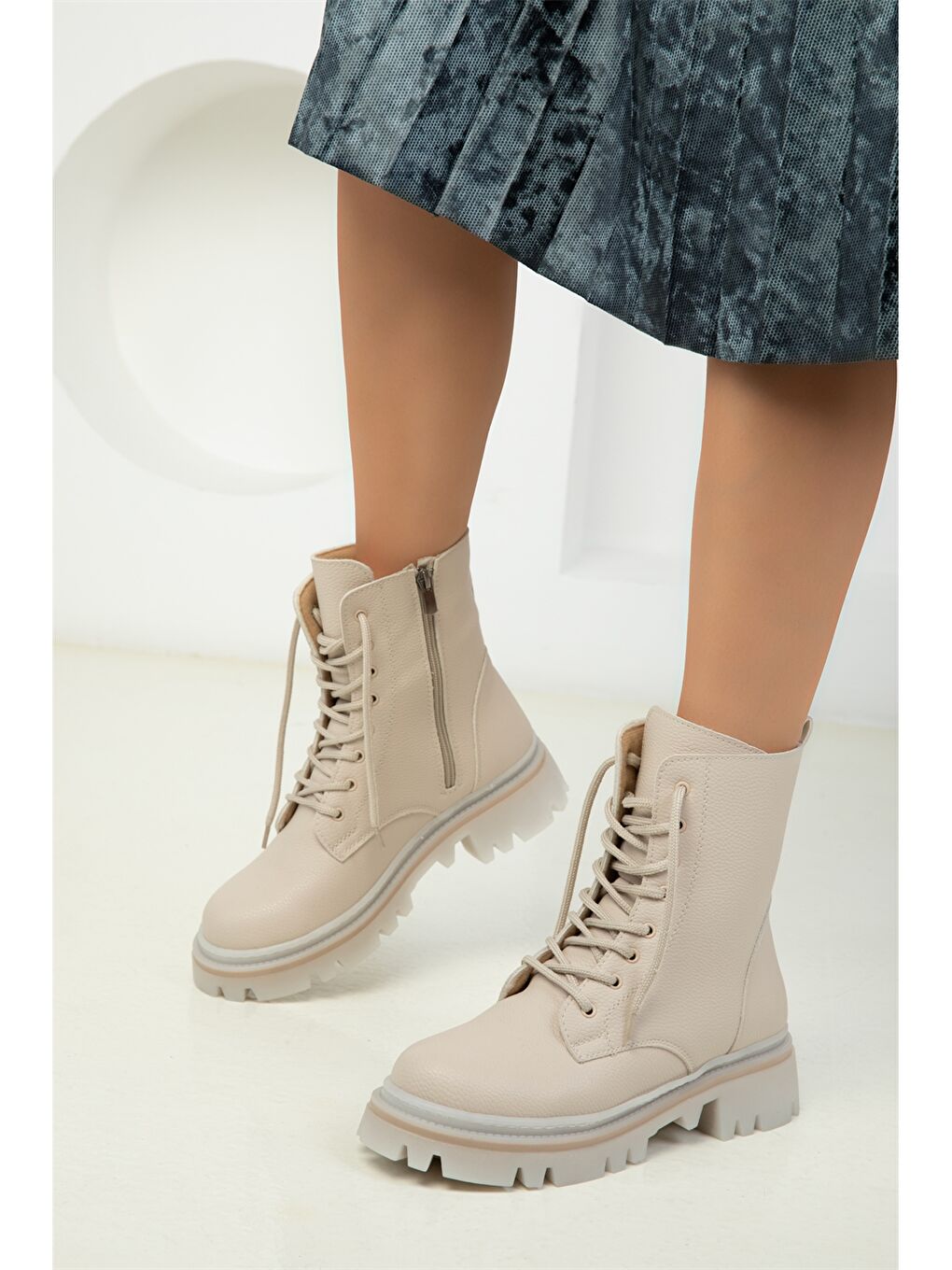 Bej Deri Görünümlü Fermuarlı Kadın Bot-4