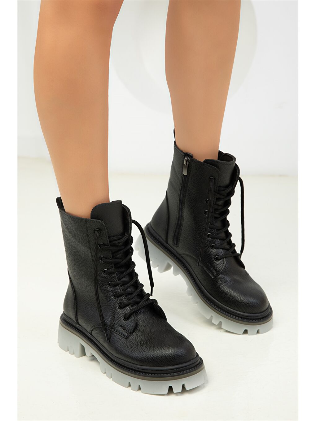 Siyah Deri Görünümlü Fermuarlı Kadın Bot-2