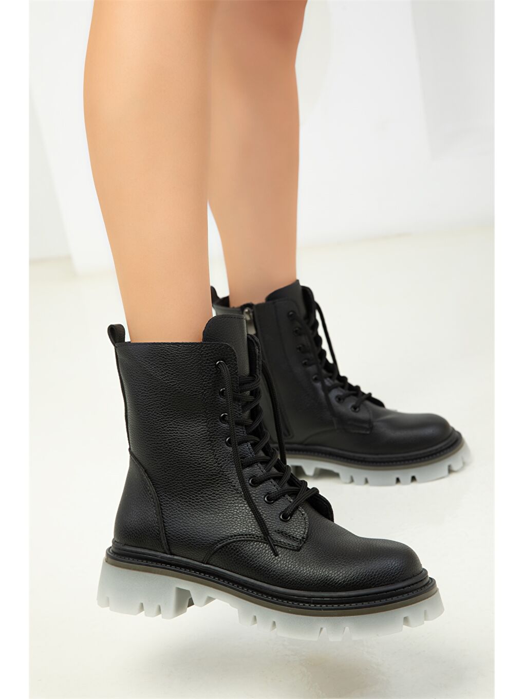 Siyah Deri Görünümlü Fermuarlı Kadın Bot-3