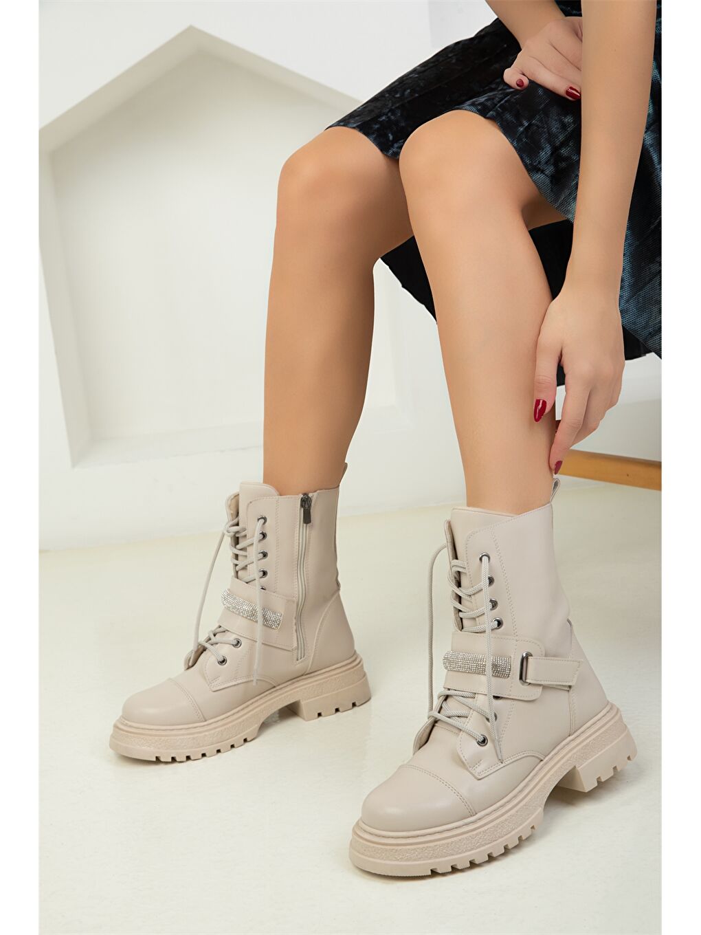 Bej Deri Görünümlü Fermuarlı Kadın Bot-1