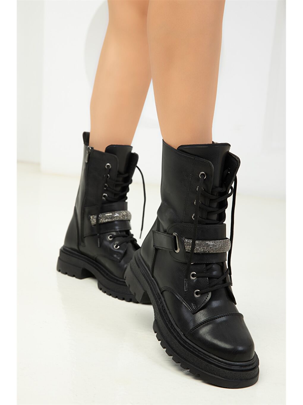 Siyah Deri Görünümlü Fermuarlı Kadın Bot-1
