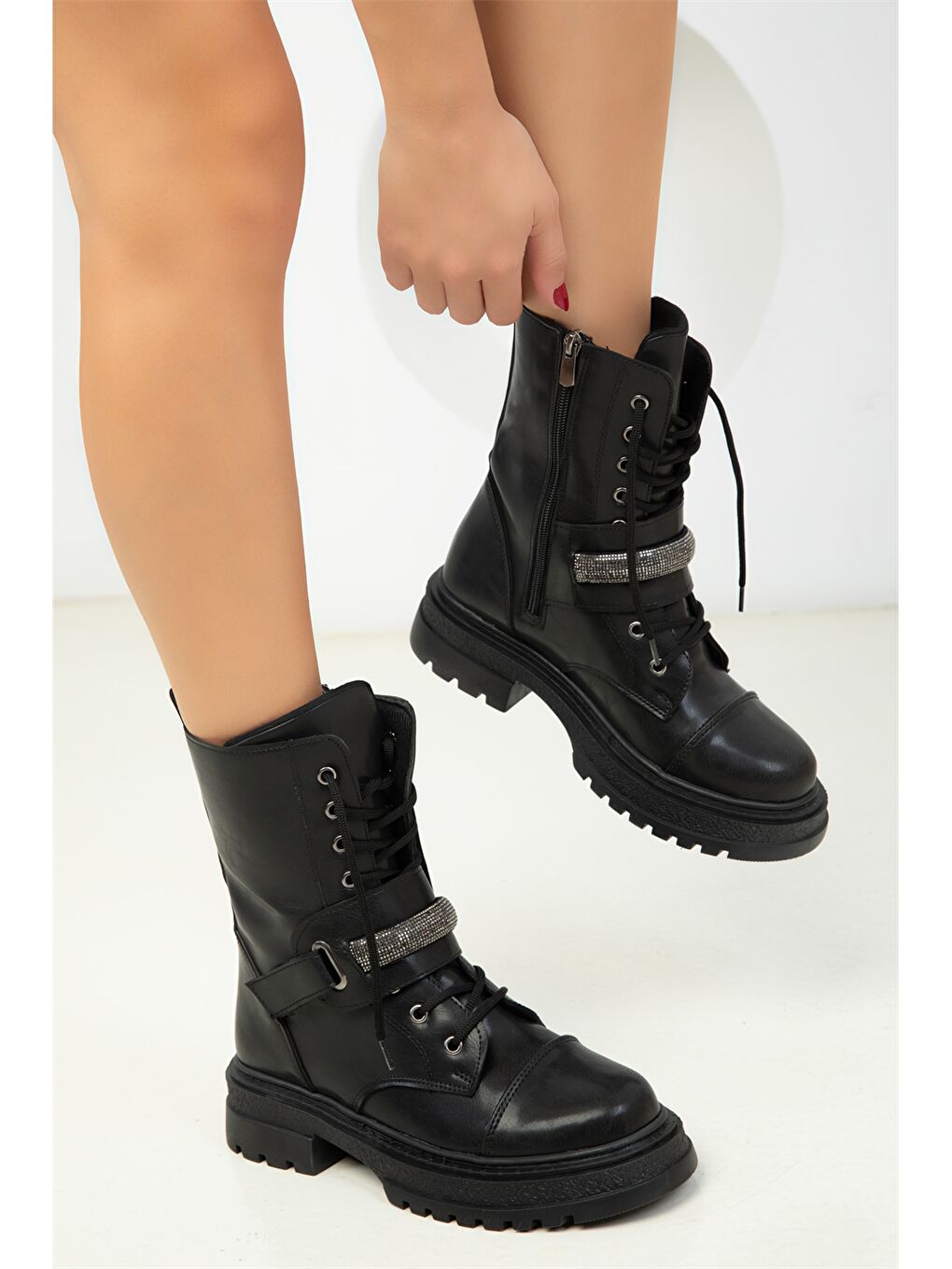 Siyah Deri Görünümlü Fermuarlı Kadın Bot-2