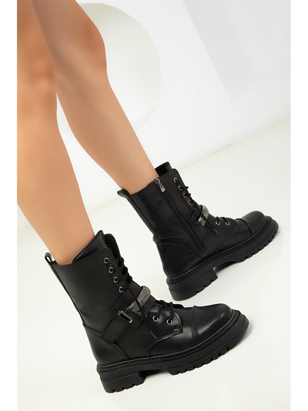 Siyah Deri Görünümlü Fermuarlı Kadın Bot-3