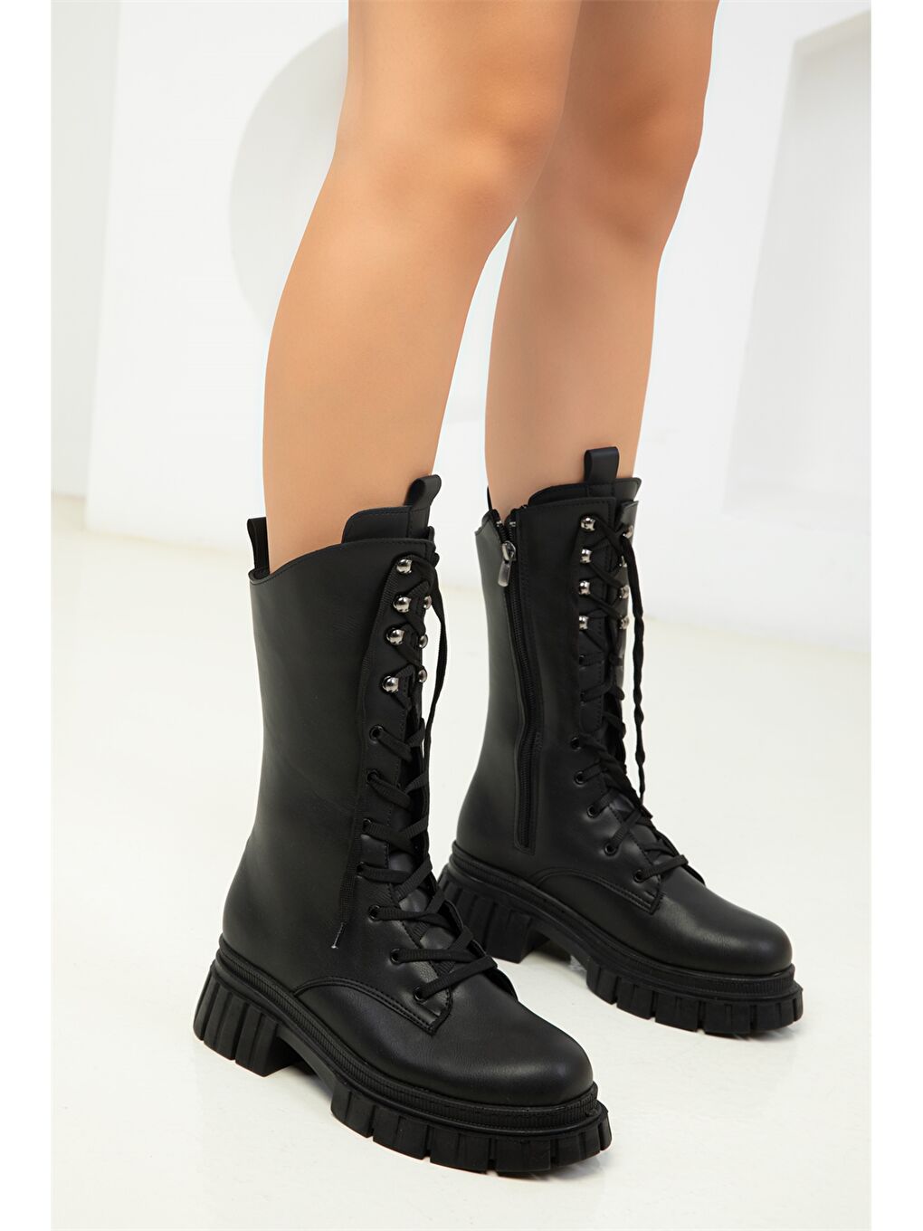 Siyah Deri Görünümlü Fermuarlı Kadın Diz Altı Çizme