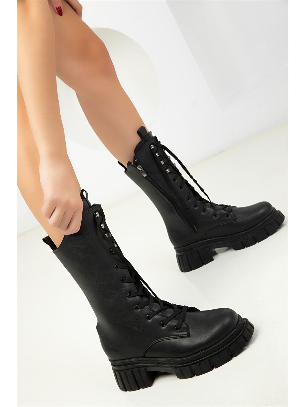 Siyah Deri Görünümlü Fermuarlı Kadın Diz Altı Çizme-3