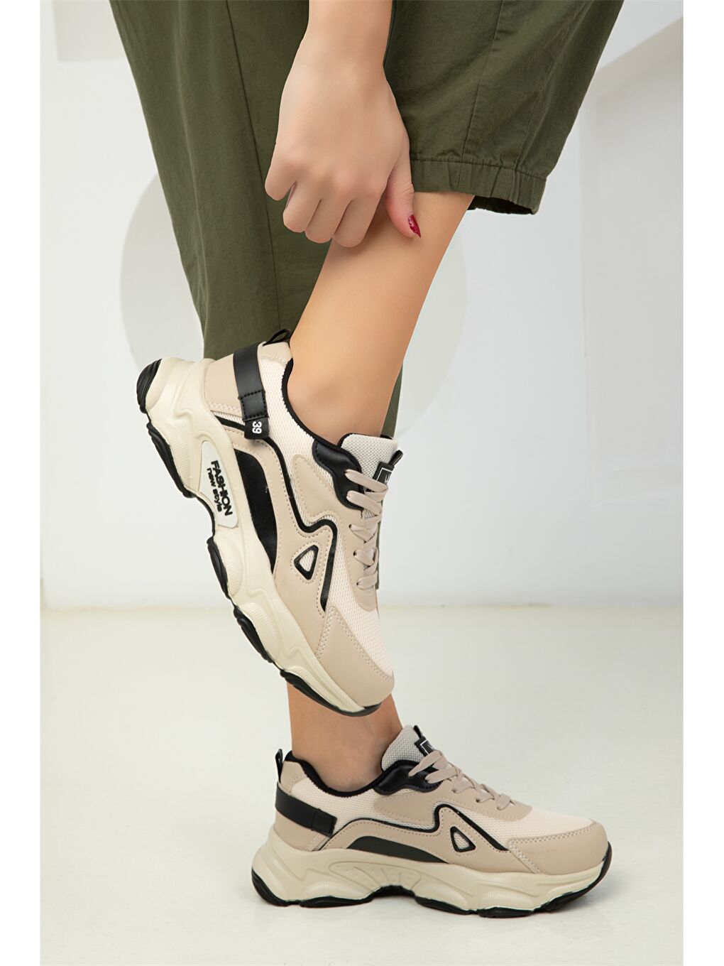 Siyah Deri Görünümlü Renk Bloklu Kadın Aktif Spor Ayakkabı-1