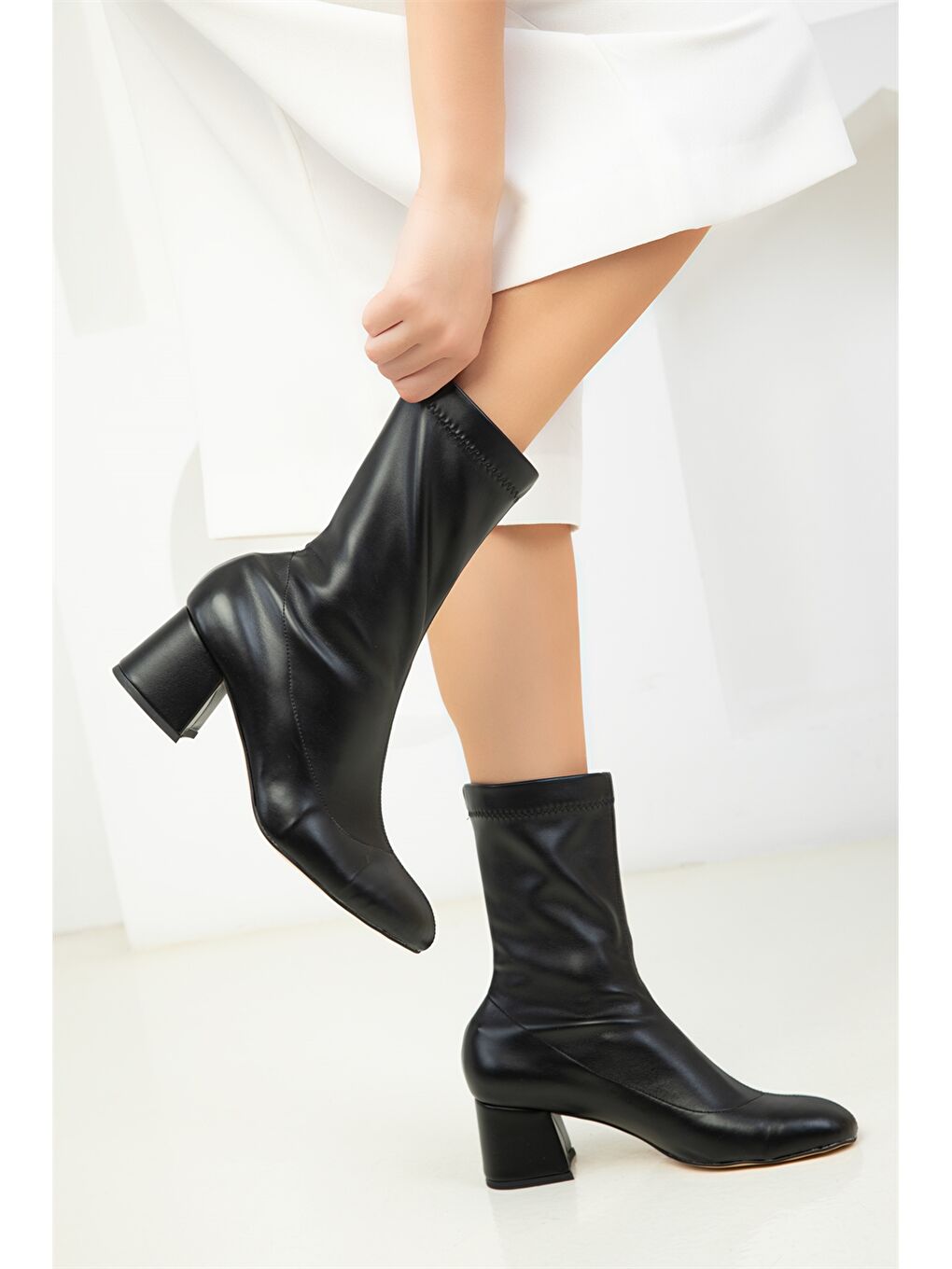 Siyah Deri Görünümlü Topuklu Kadın Bot-1
