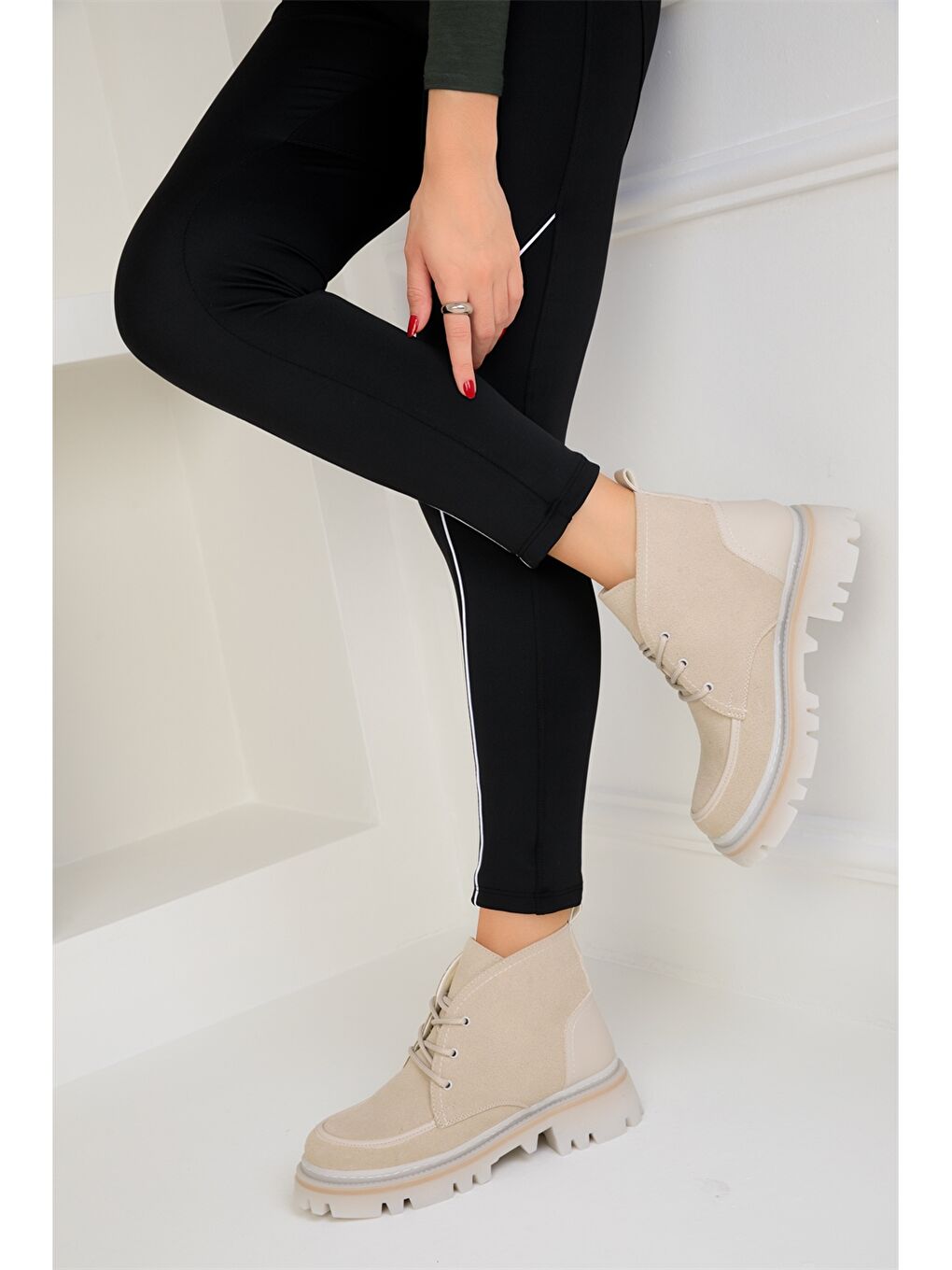 Bej Süet Görünümlü Bağcıklı Kadın Bot