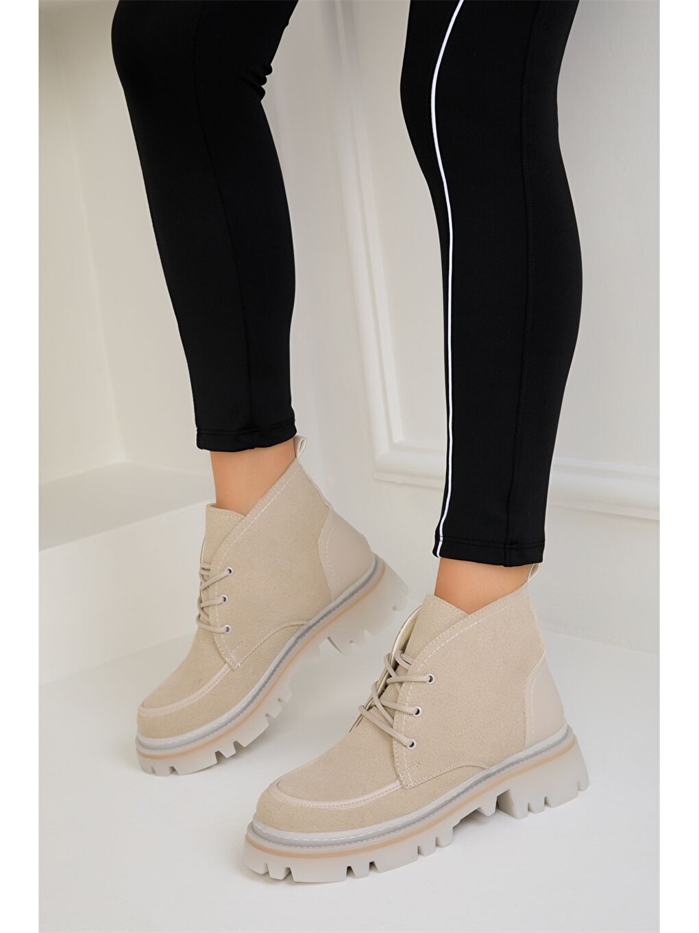 Bej Süet Görünümlü Bağcıklı Kadın Bot-1