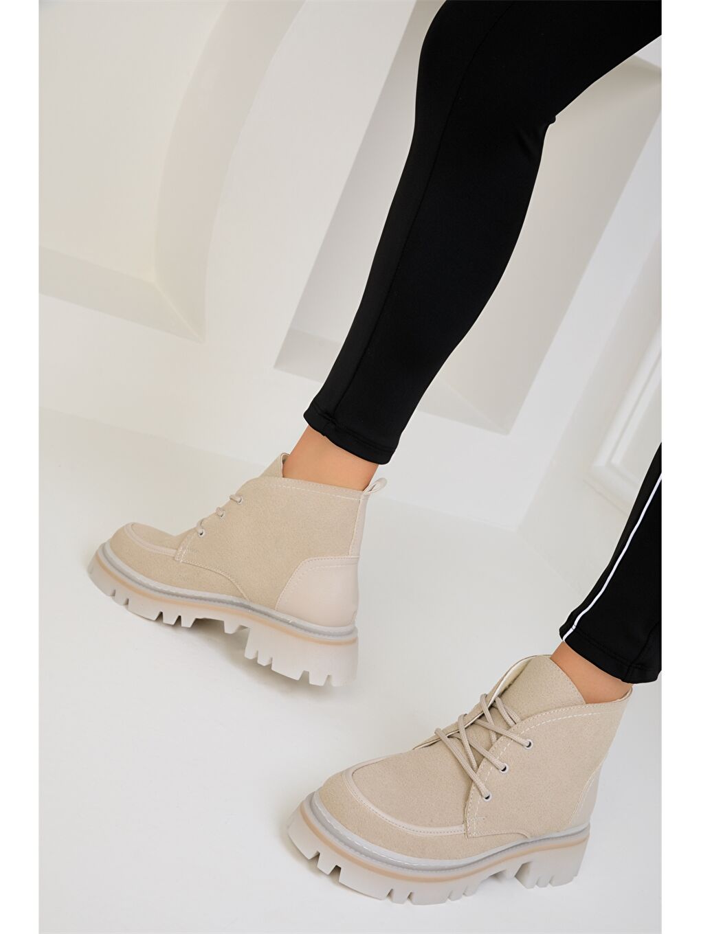 Bej Süet Görünümlü Bağcıklı Kadın Bot-2