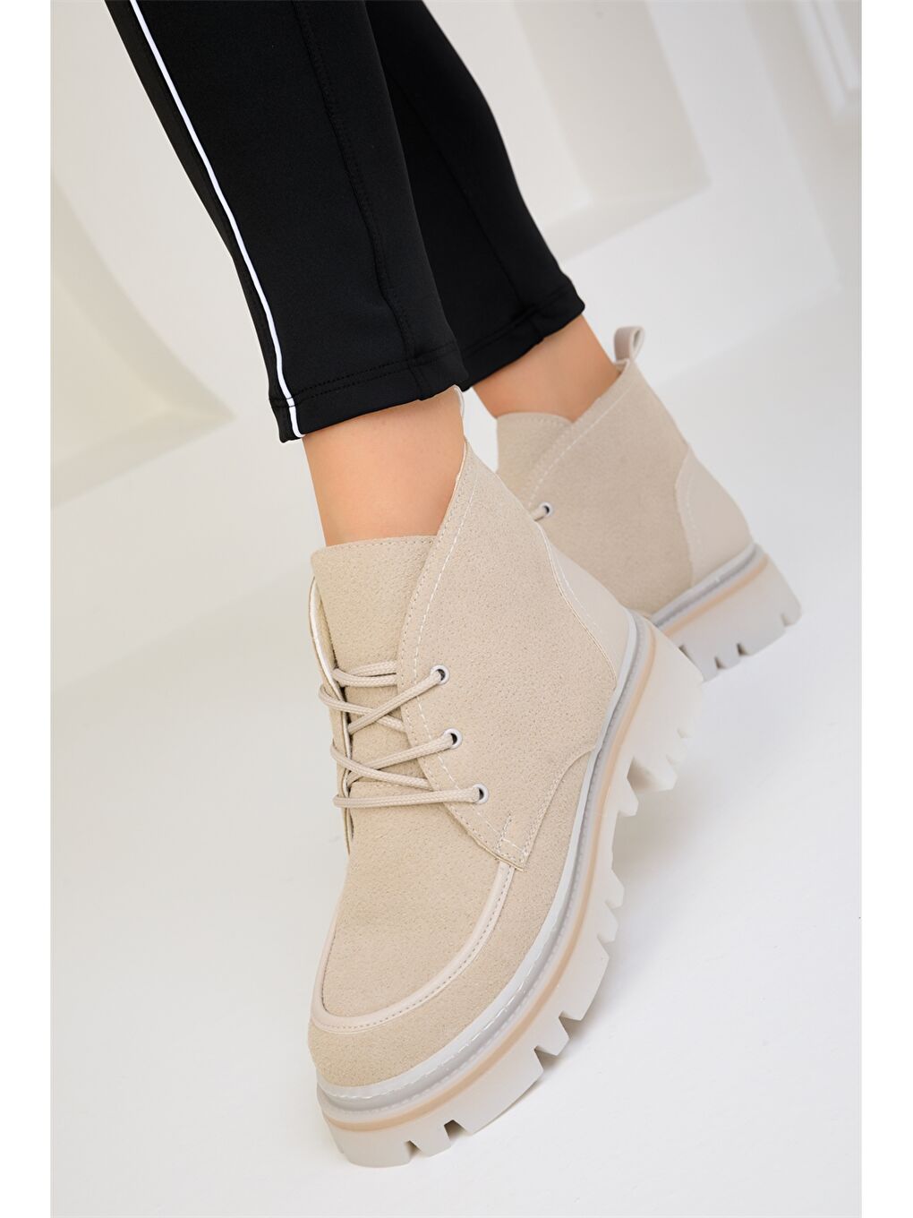 Bej Süet Görünümlü Bağcıklı Kadın Bot-3