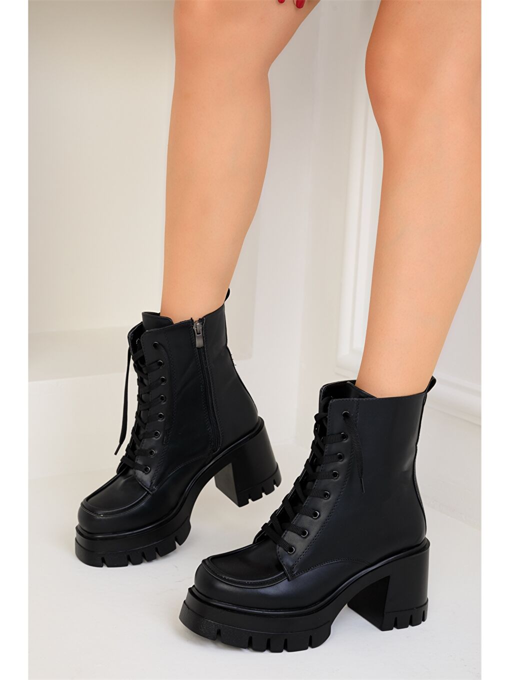 Siyah Deri Görünümlü Topuklu Kadın Bot