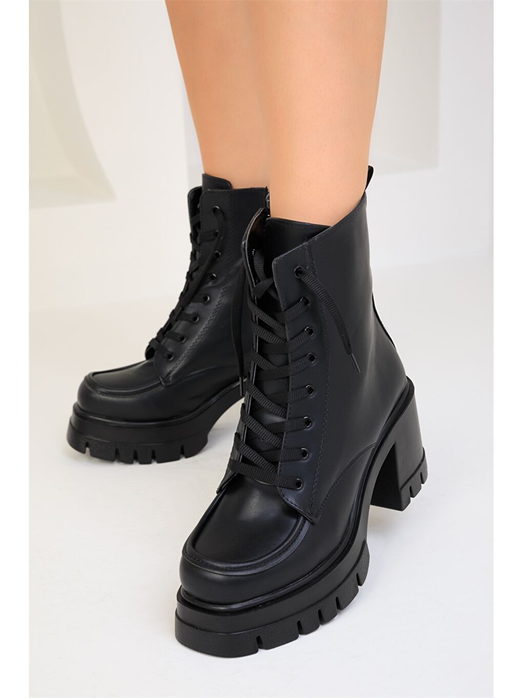 Siyah Deri Görünümlü Topuklu Kadın Bot-1