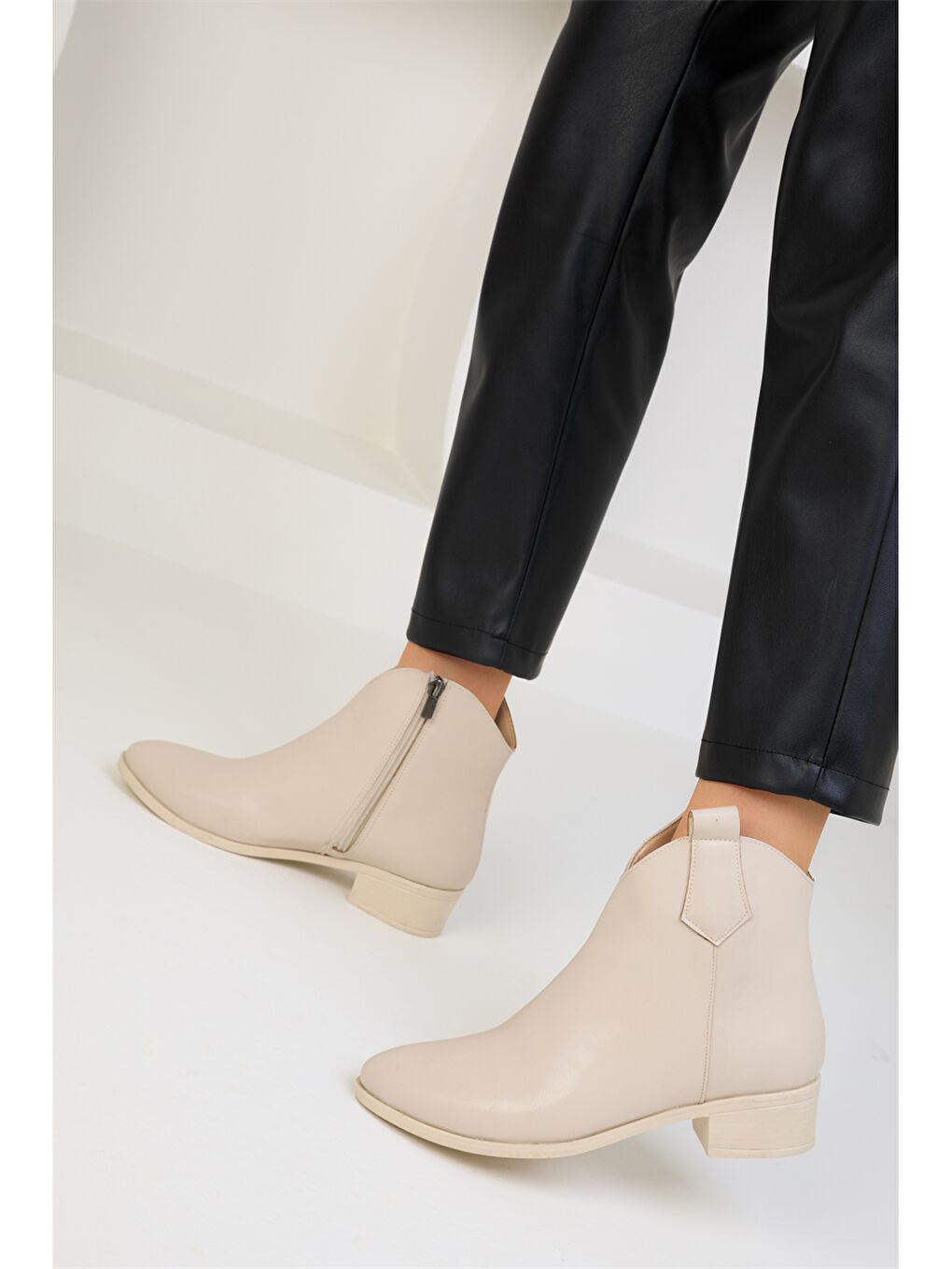 Bej Deri Görünümlü Fermuarlı Kadın Bot