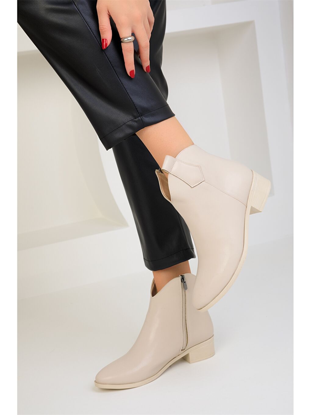 Bej Deri Görünümlü Fermuarlı Kadın Bot-2