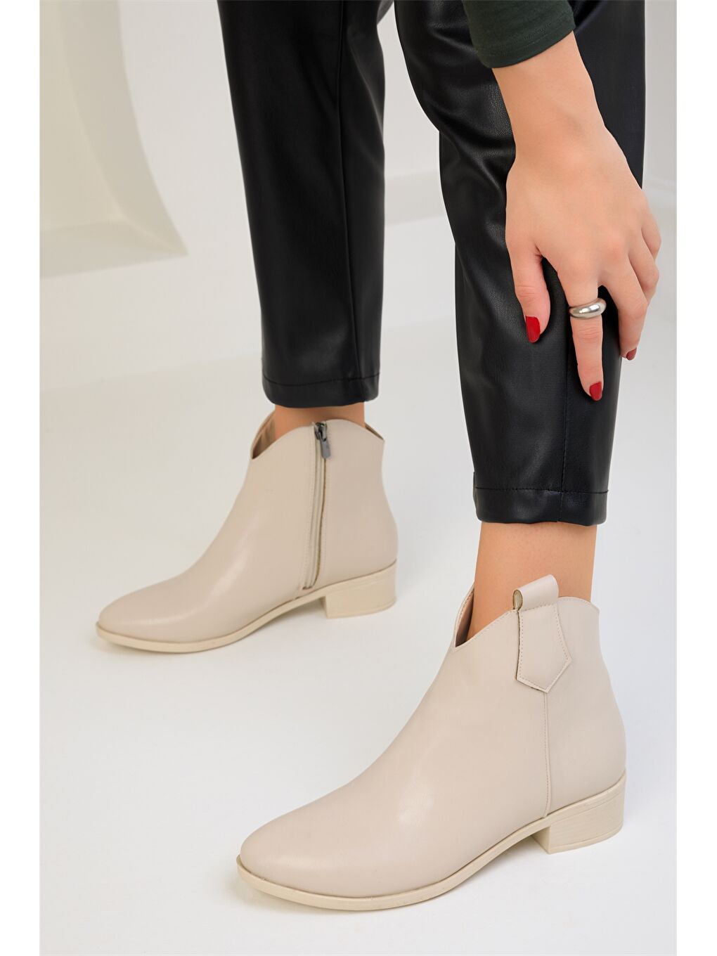 Bej Deri Görünümlü Fermuarlı Kadın Bot-3