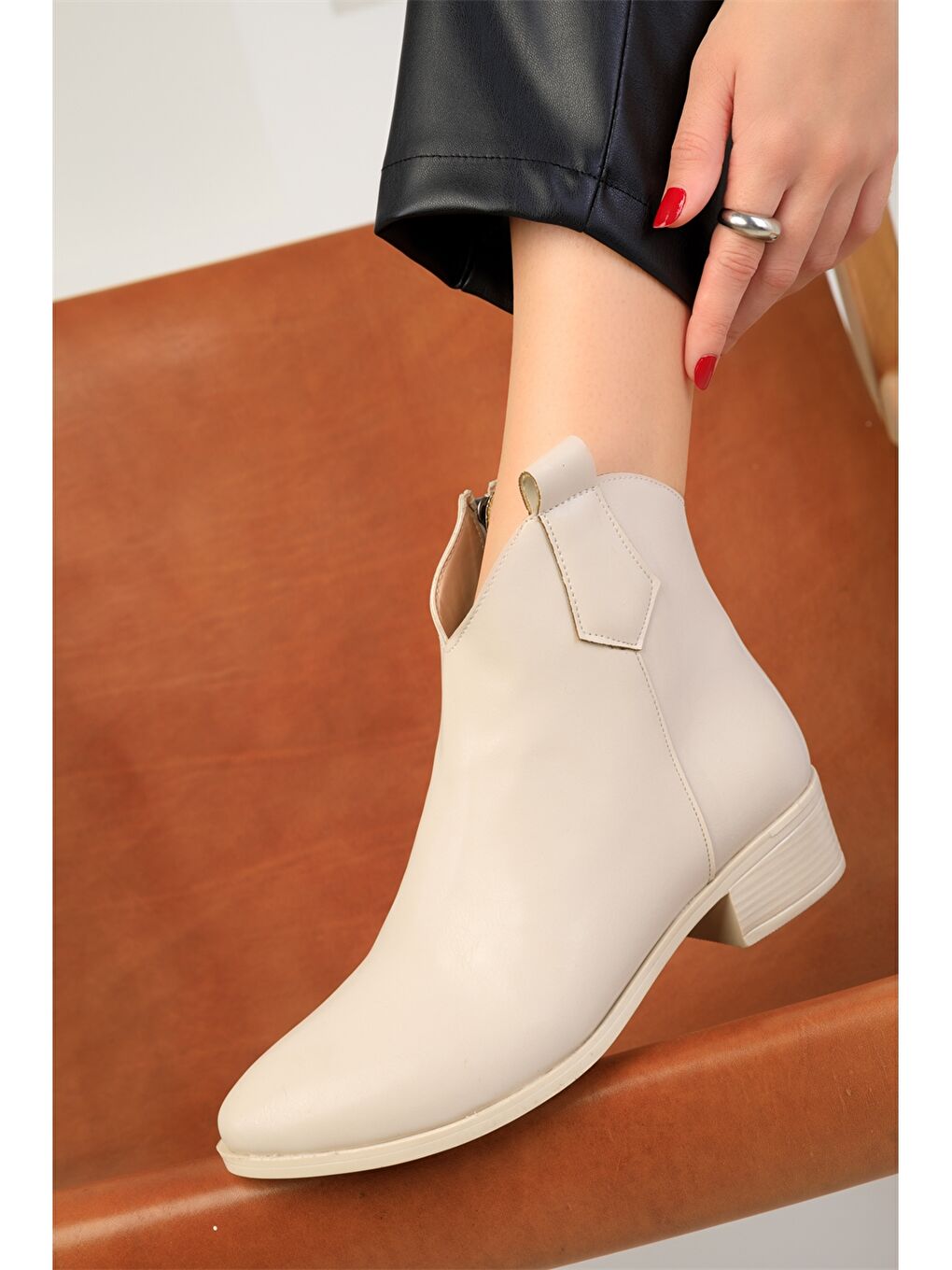 Bej Deri Görünümlü Fermuarlı Kadın Bot-4