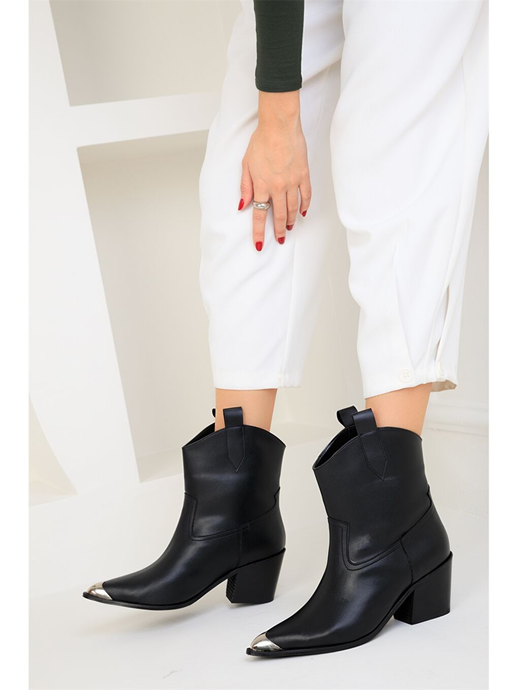 Siyah Deri Görünümlü Sivri Burunlu Kadın Bot-1