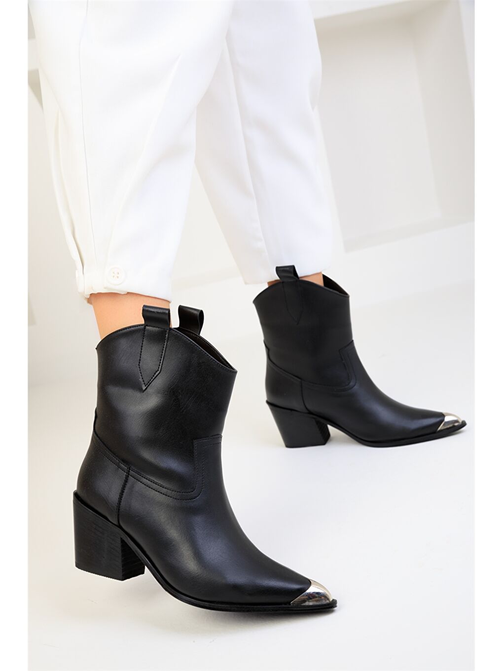 Siyah Deri Görünümlü Sivri Burunlu Kadın Bot-2
