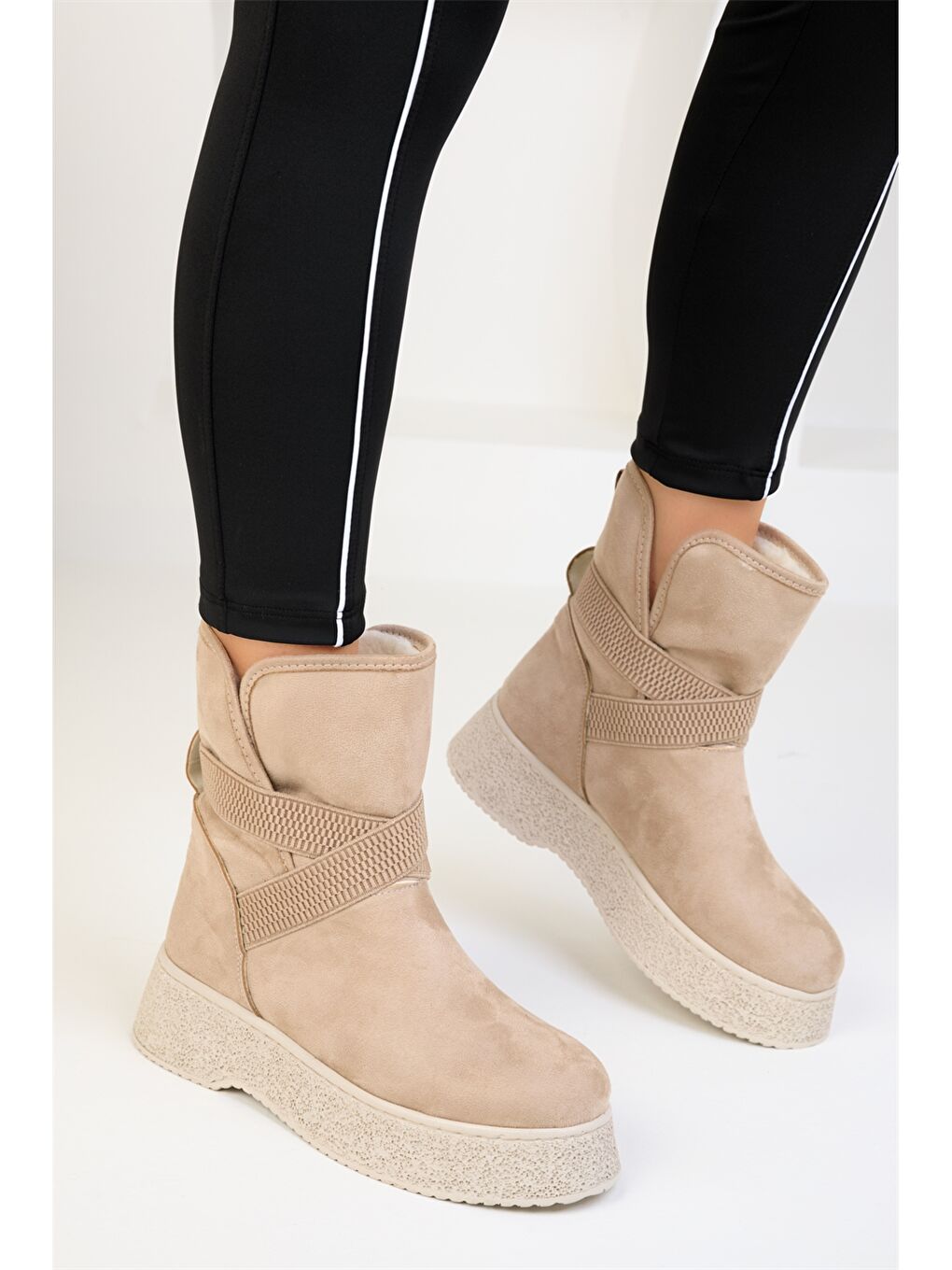 Bej Süet Görünümlü Kalın Taban Kadın Bot