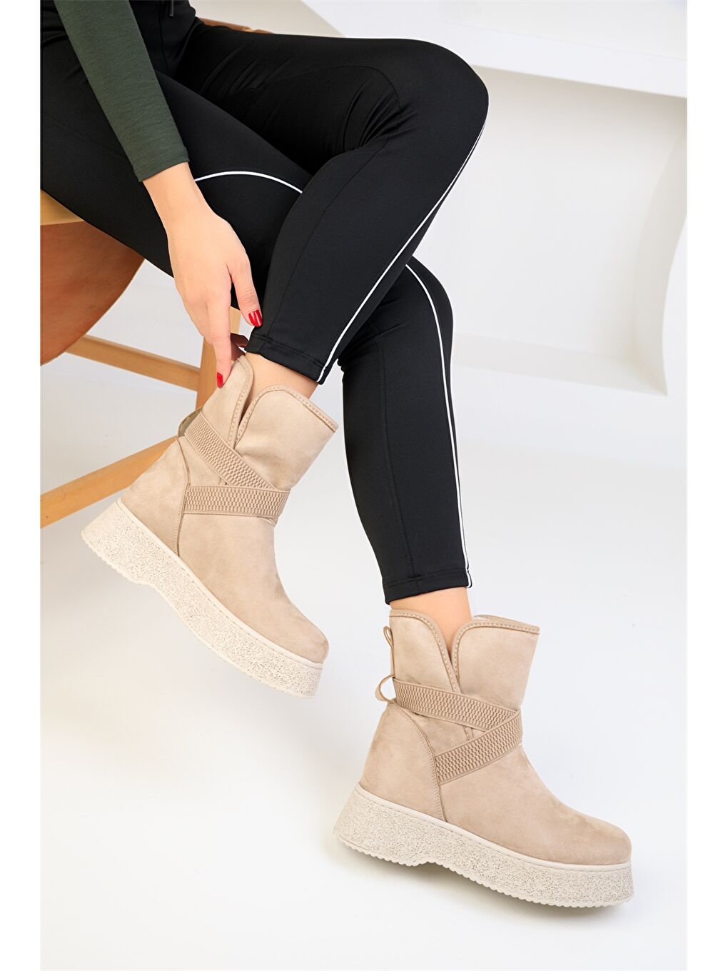 Bej Süet Görünümlü Kalın Taban Kadın Bot-1