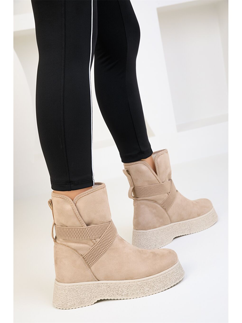 Bej Süet Görünümlü Kalın Taban Kadın Bot-2