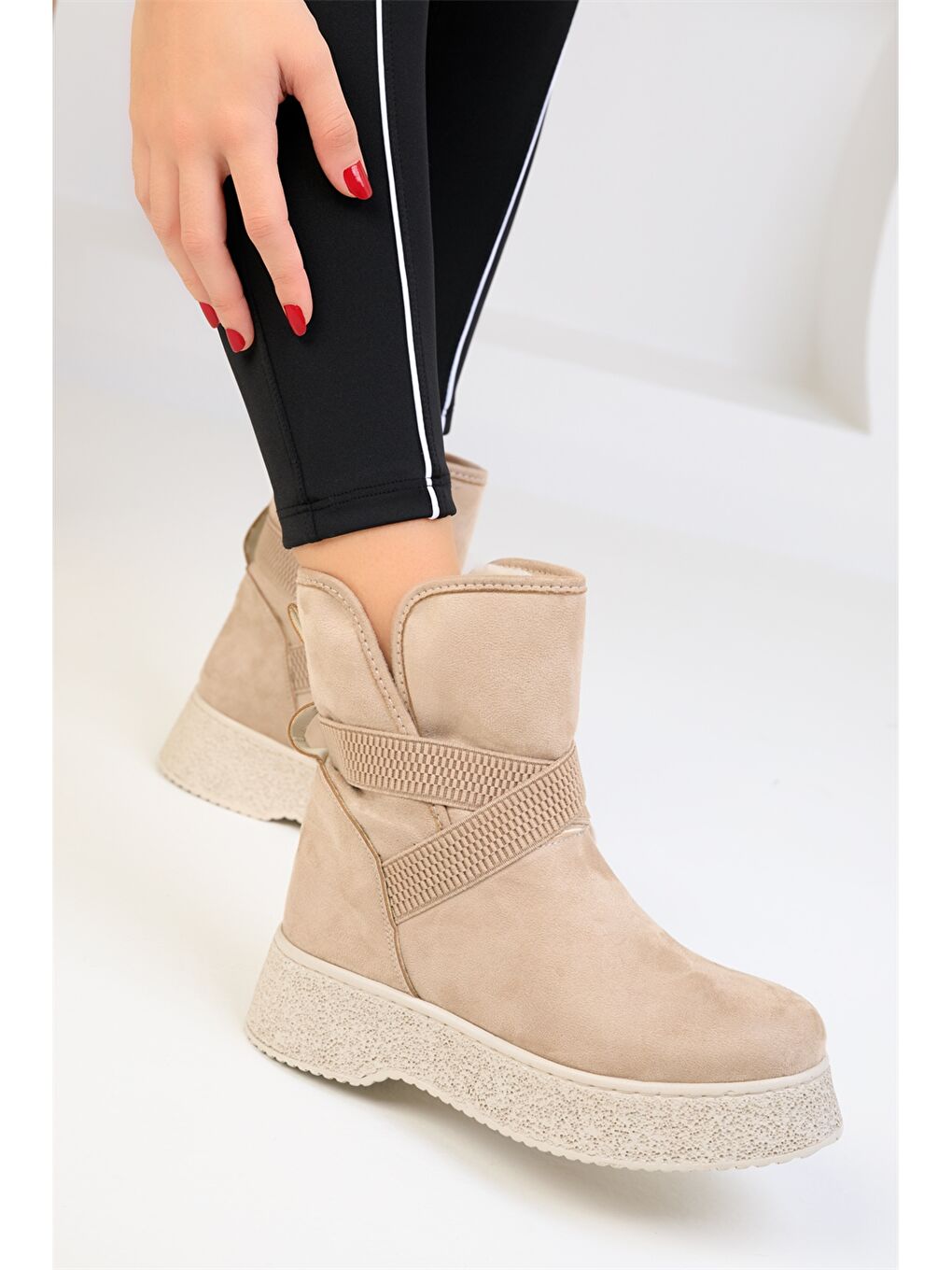 Bej Süet Görünümlü Kalın Taban Kadın Bot-3