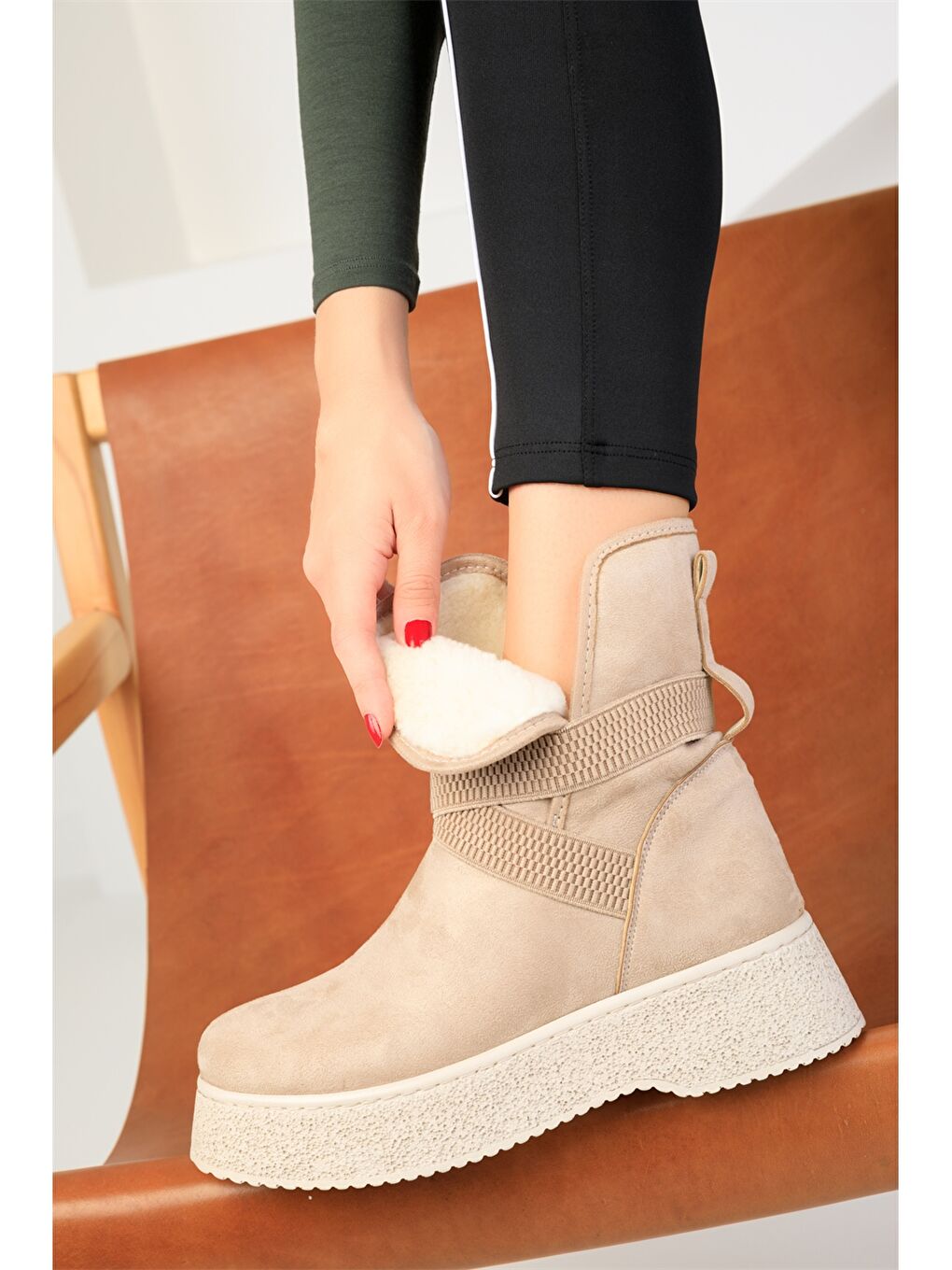 Bej Süet Görünümlü Kalın Taban Kadın Bot-4
