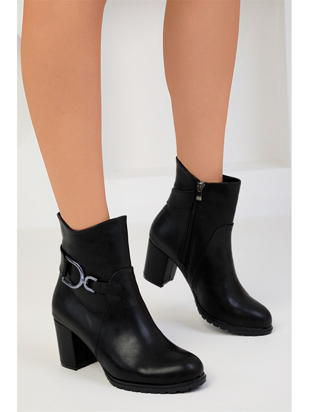 Siyah Deri Görünümlü Kadın Bot-1