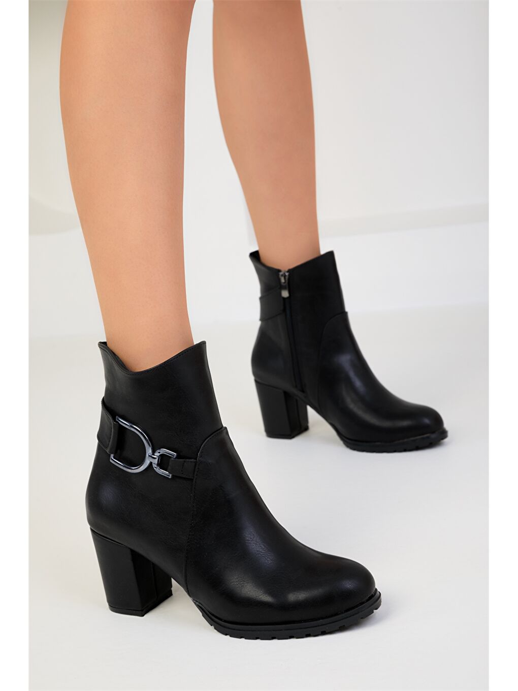 Siyah Deri Görünümlü Kadın Bot-2
