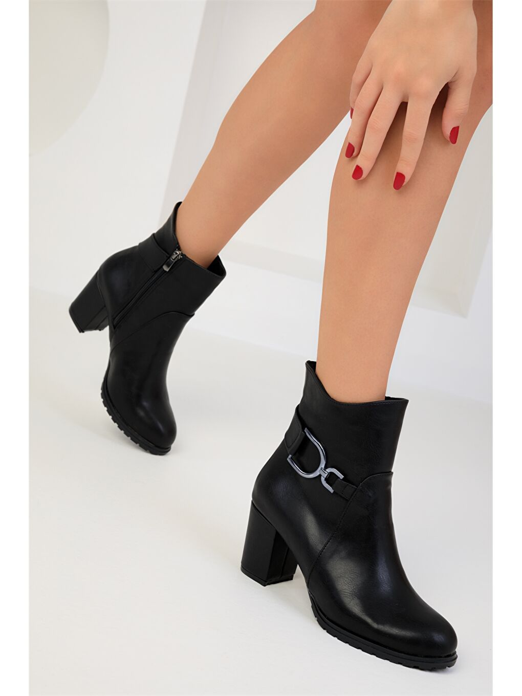 Siyah Deri Görünümlü Kadın Bot-3