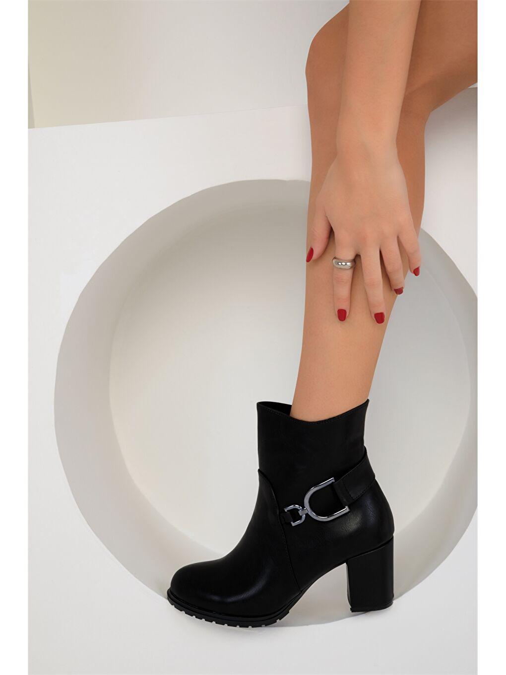 Siyah Deri Görünümlü Kadın Bot-4