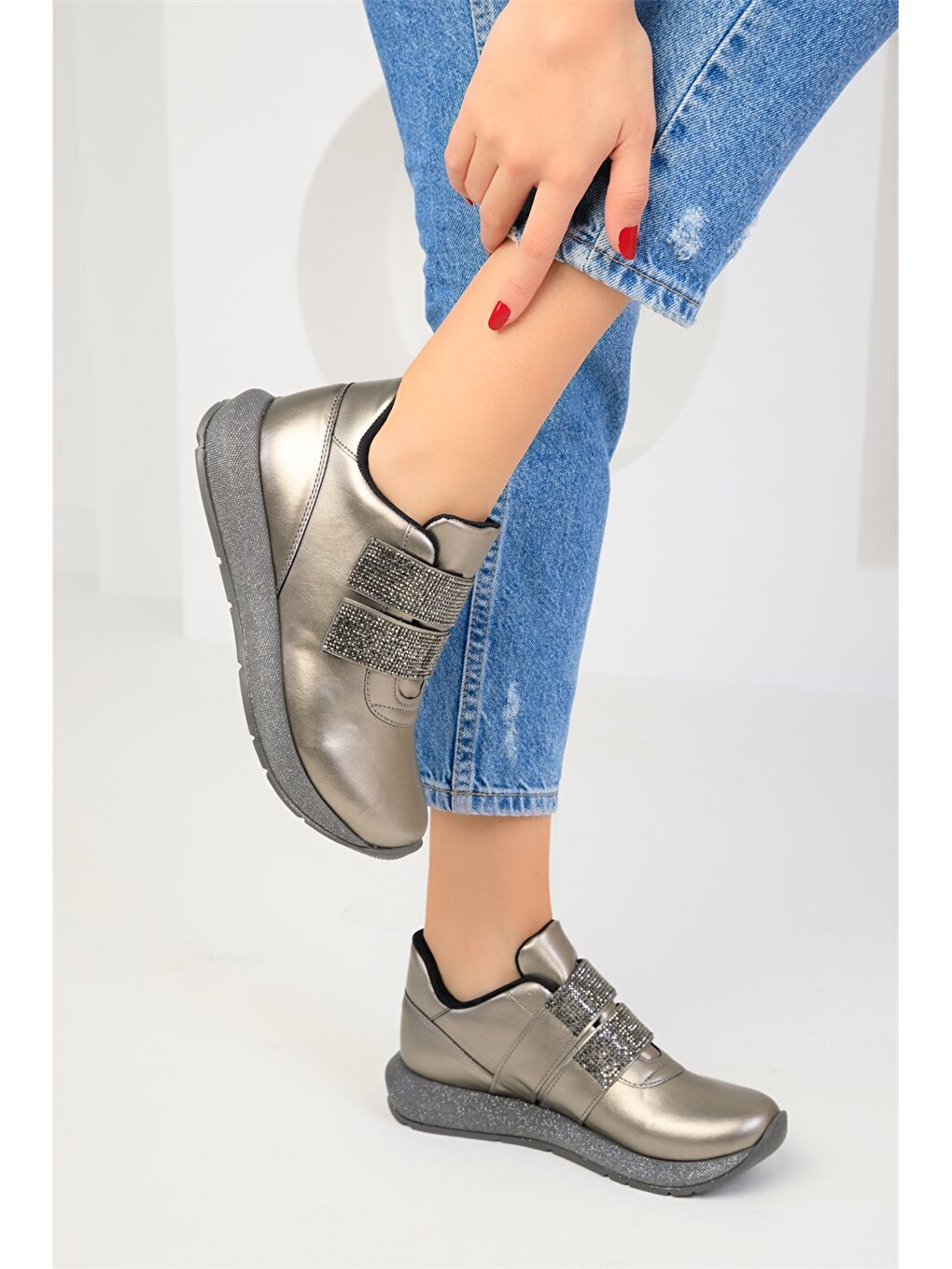 Gri Cırt Cırtlı Kadın Spor Ayakkabı-1