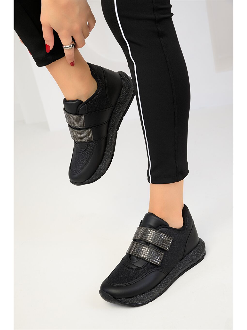 Siyah Cırt Cırtlı Kadın Spor Ayakkabı-1